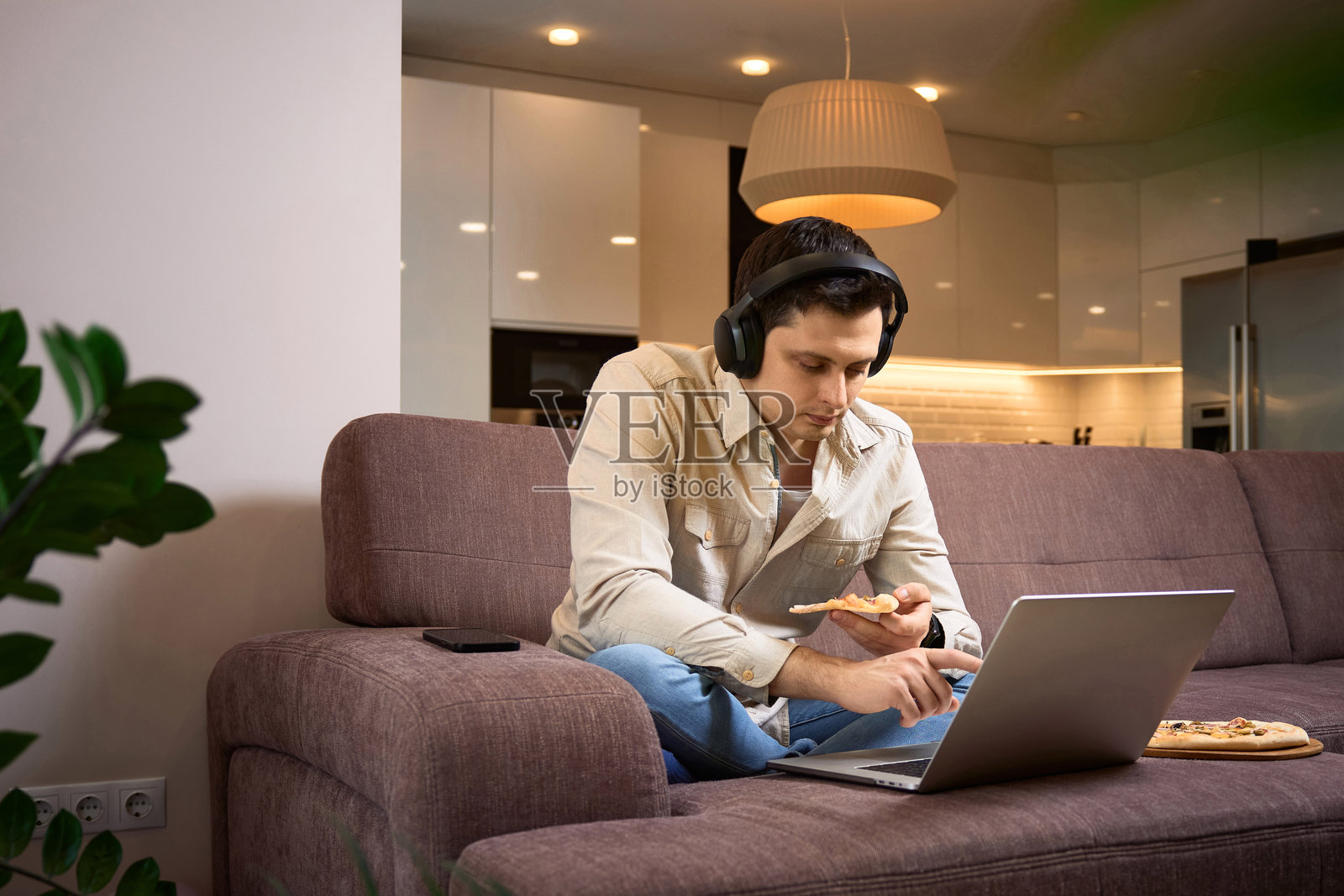 在家工作的自由职业者男士使用笔记本电脑照片摄影图片