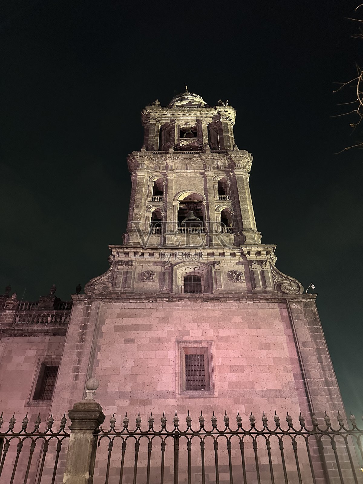 夜间照亮的钟楼(墨西哥城,墨西哥)照片摄影图片