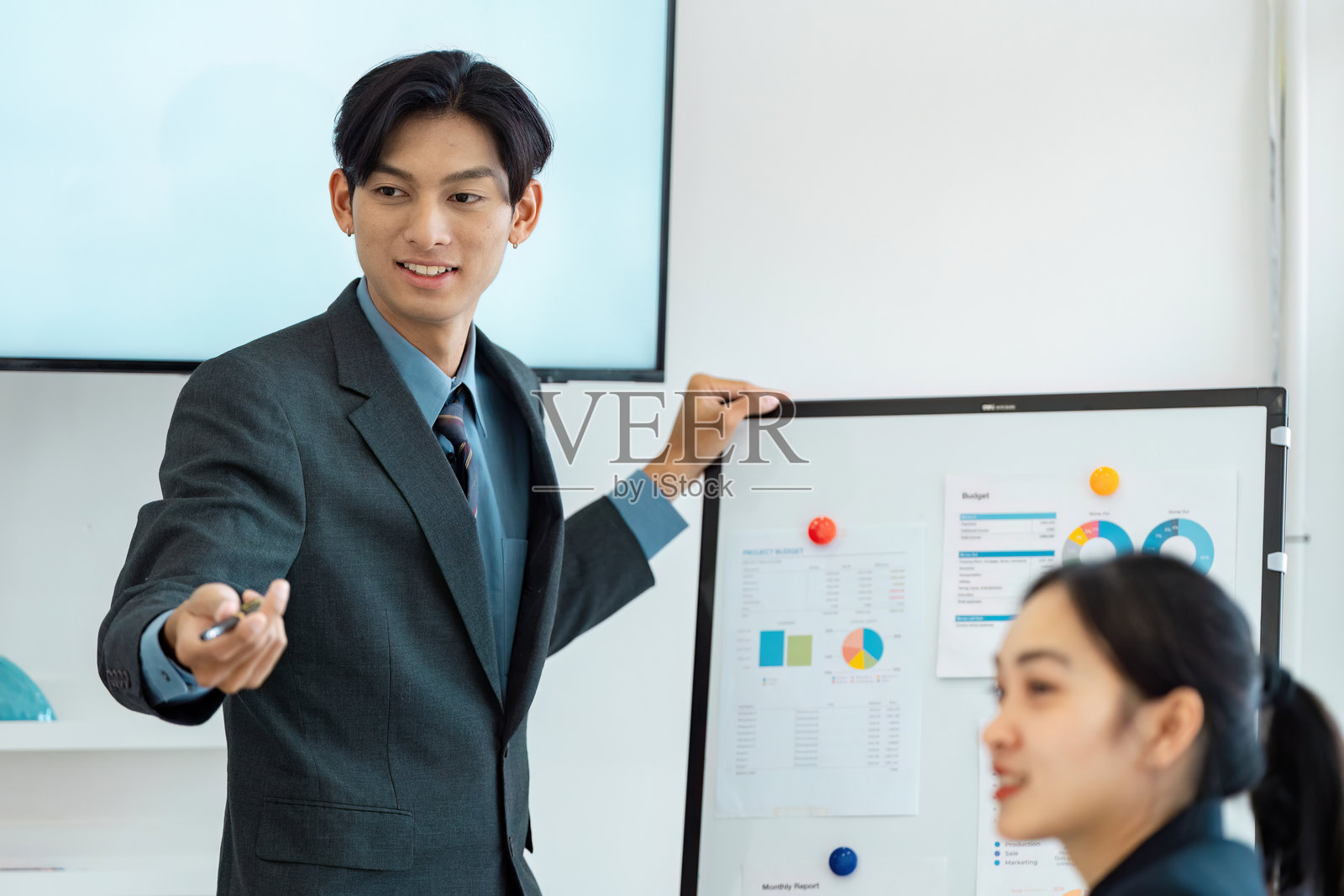 年轻专业人士展示预算洞察的引人入胜的商业演示。照片摄影图片