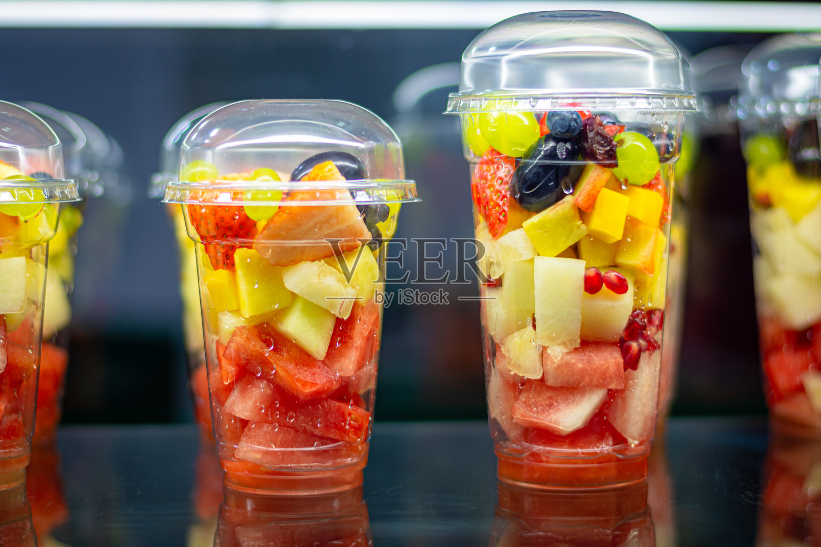 新鲜水果杯照片摄影图片