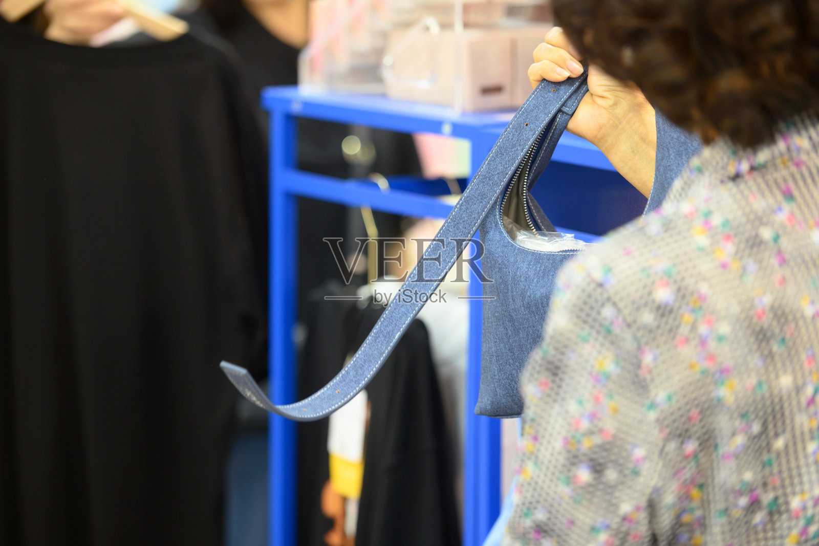 女人在购买手提包照片摄影图片