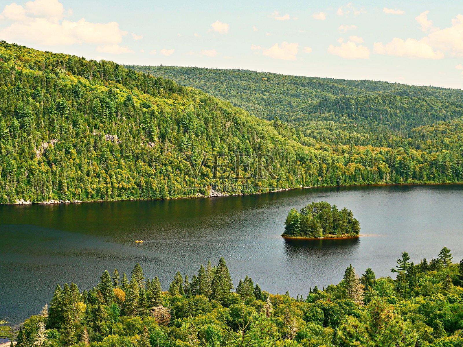 在宁静的湖面上划独木舟照片摄影图片
