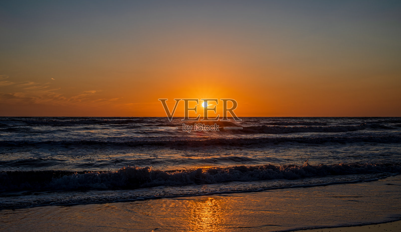 提尔雷尼亚海。秋季日落照片摄影图片