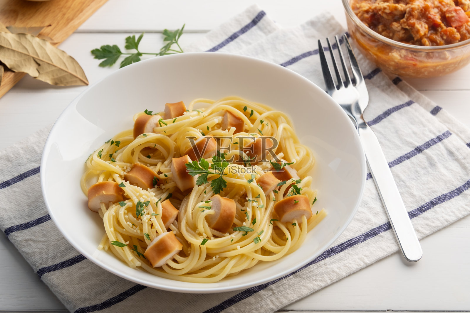 意大利面穿热狗小吃照片摄影图片