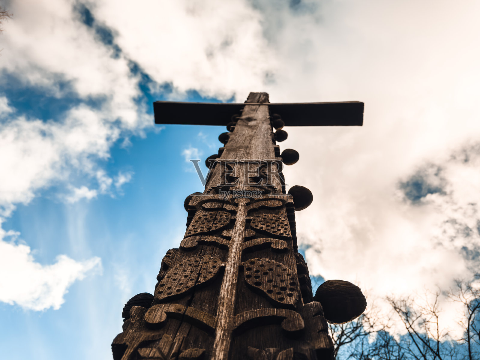 木制十字纪念碑上的精美装饰照片摄影图片