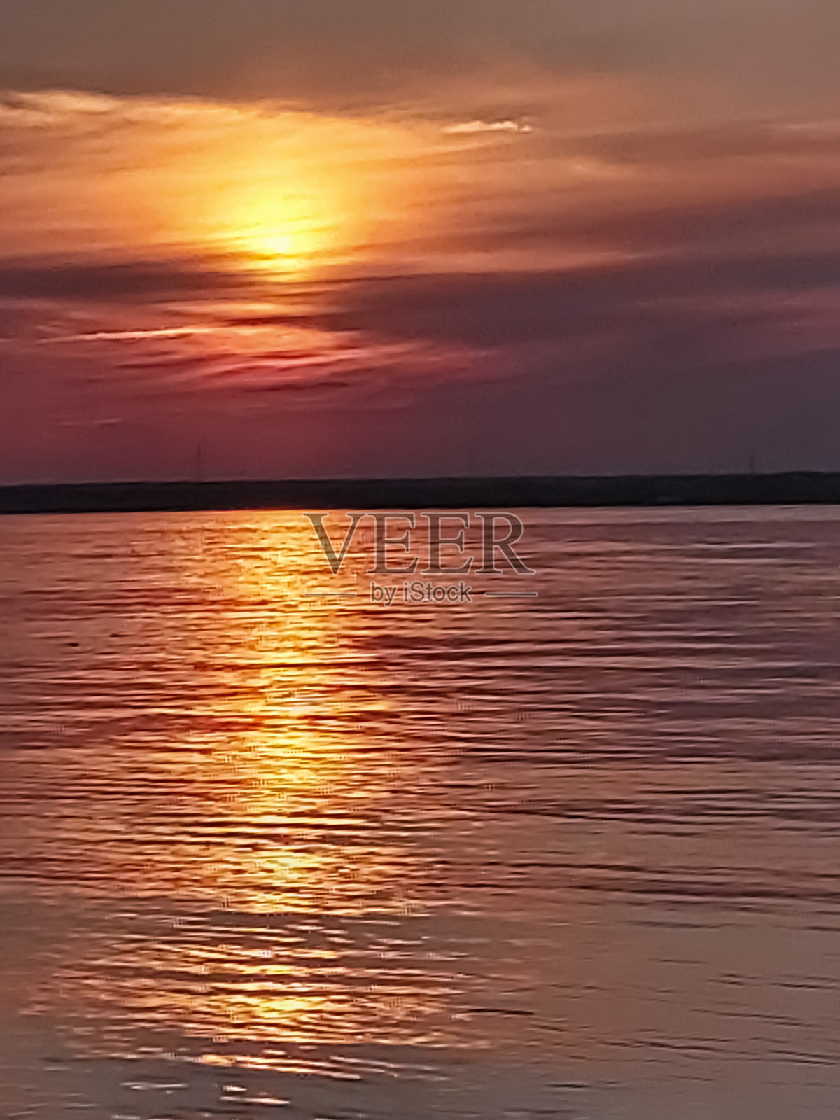 宽广河流上的明亮橙色日落,美丽的风景照片摄影图片