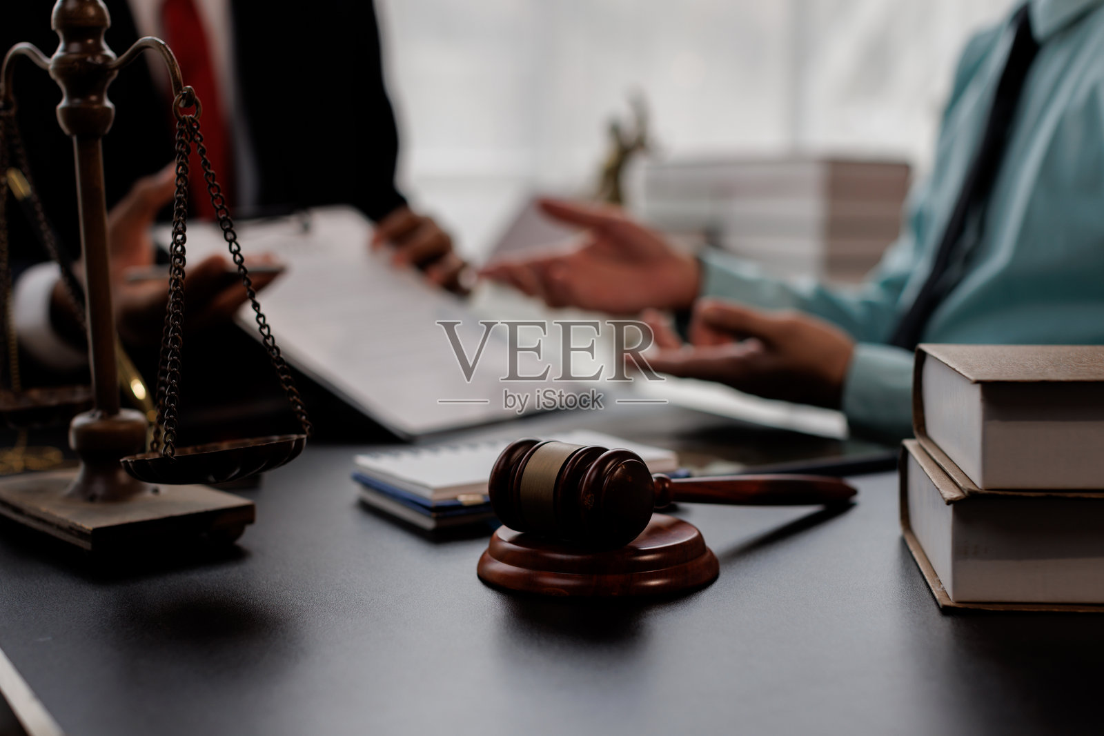 老板在律师事务所办公室指着行为不当的助手,涉及商业或法律事务。法律、建议、交易、正义和法律概念。照片摄影图片