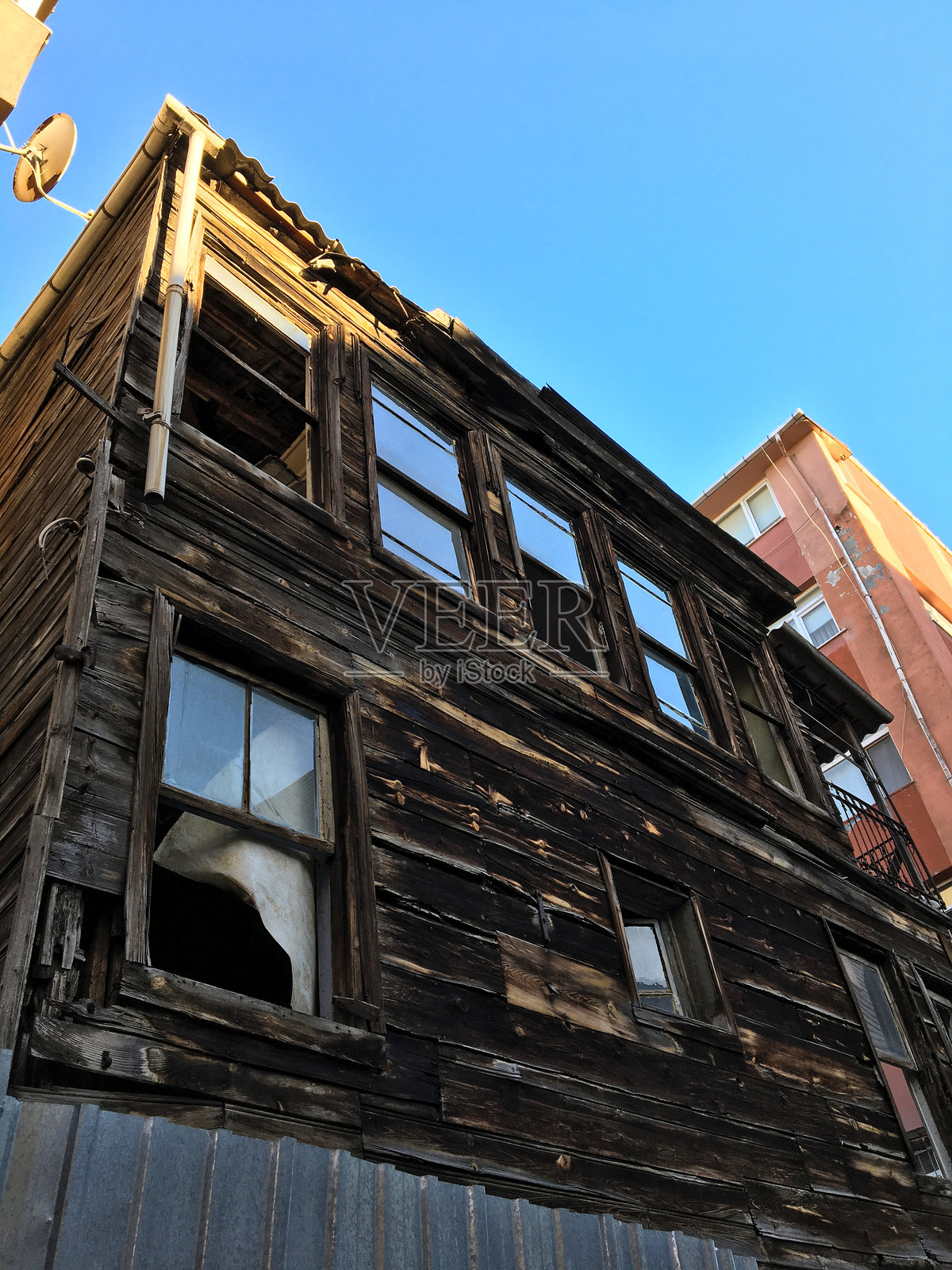 风化的废弃木屋与广阔的蓝天相映成趣照片摄影图片