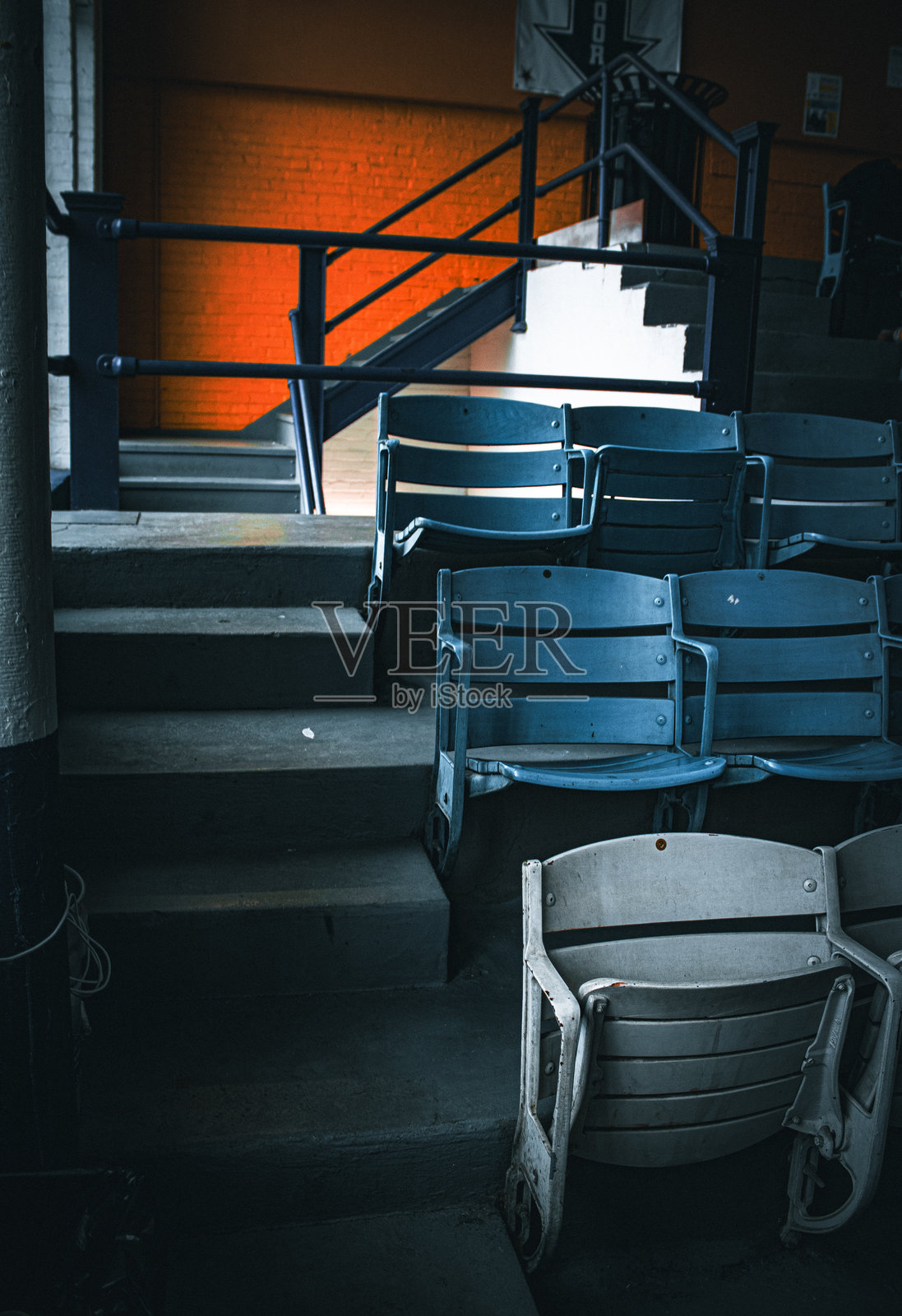 空荡荡的室内体育馆座位照片摄影图片