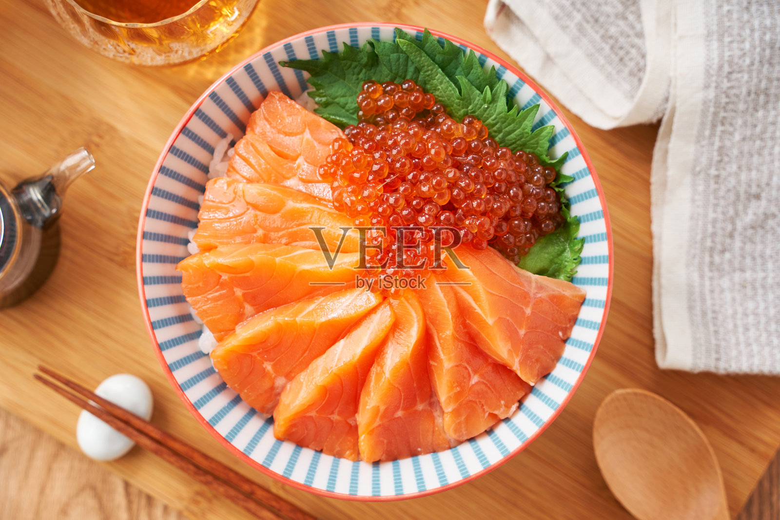 三文鱼鱼子丼 – 新鲜三文鱼和鱼子的日本海鲜碗照片摄影图片