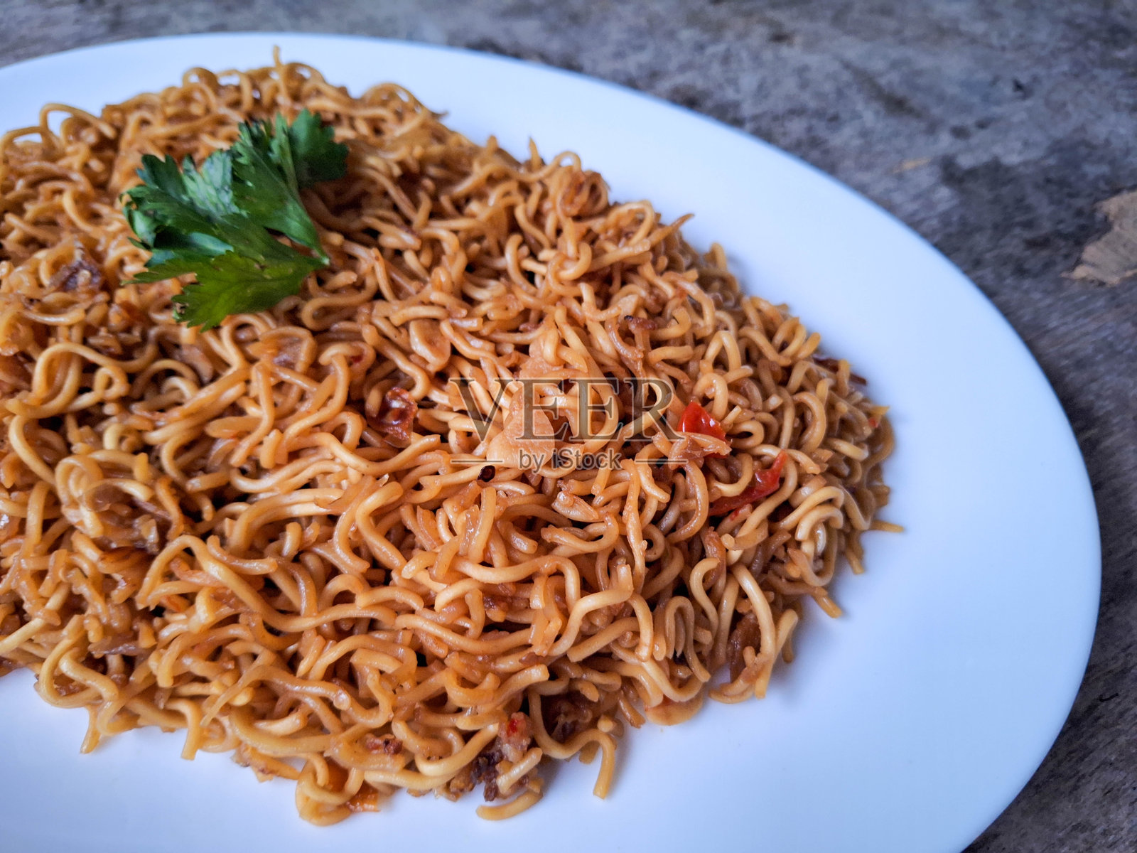 米粉炒面配新鲜芹菜的餐盘。菜单。照片摄影图片