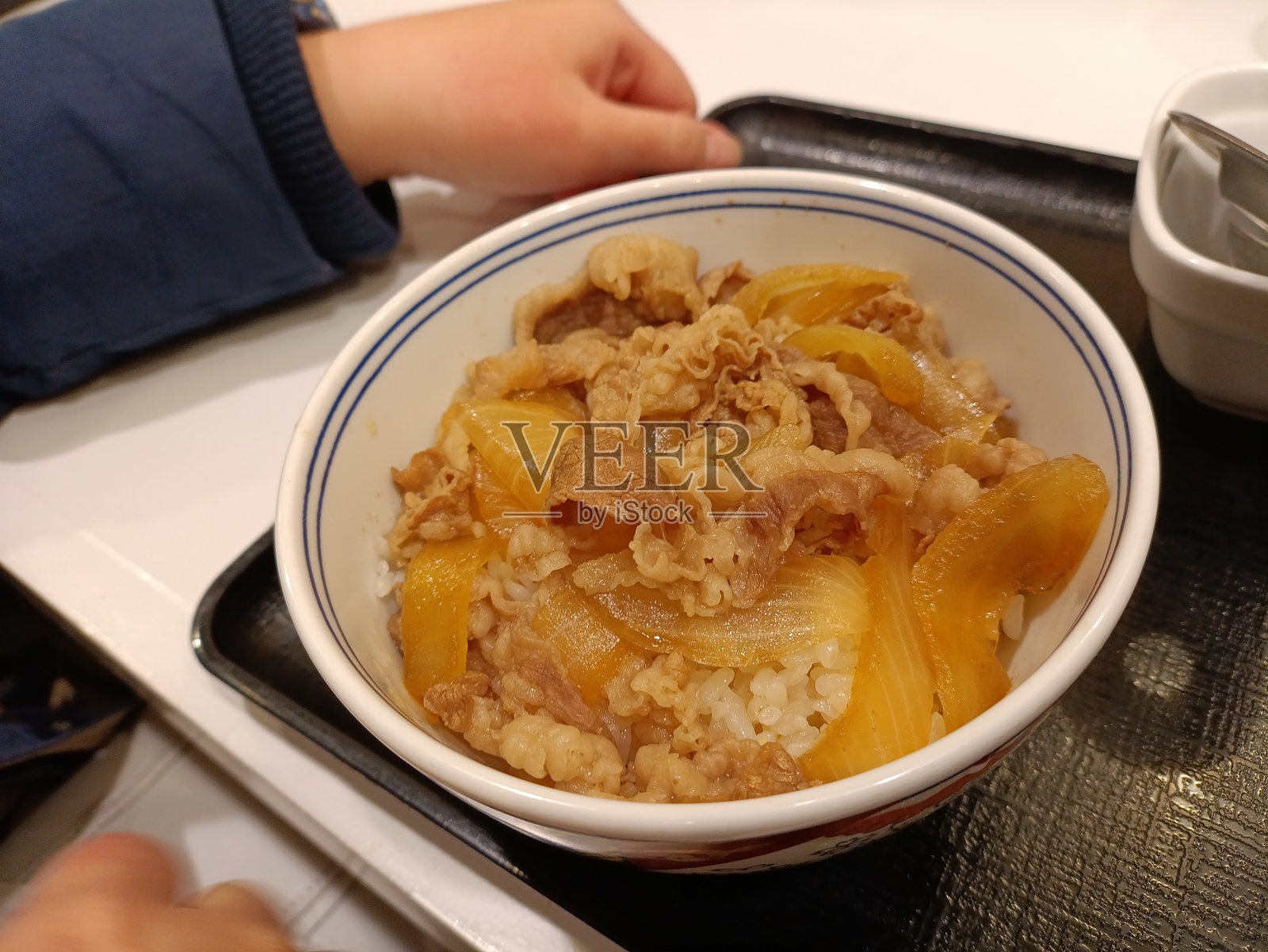 鸡肉烧烤饭碗照片摄影图片
