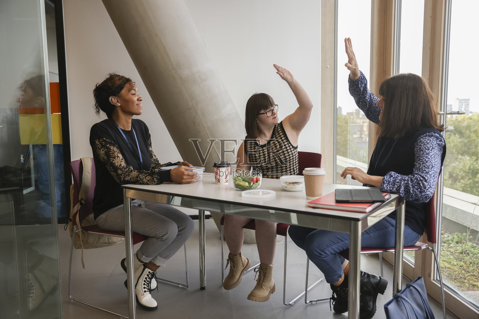 女性在办公室享用午餐照片摄影图片