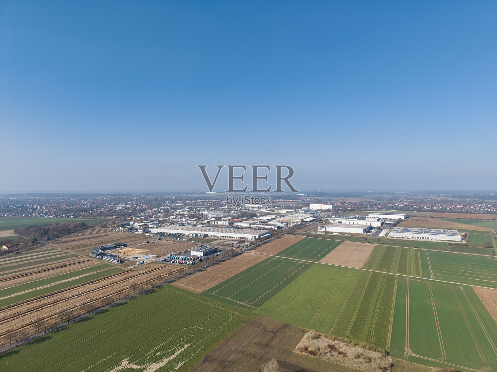 鸟瞰图展示了广阔的工业区与农业土地和作物,位于温斯托夫科伦费尔德的米特兰德运河旁。照片摄影图片