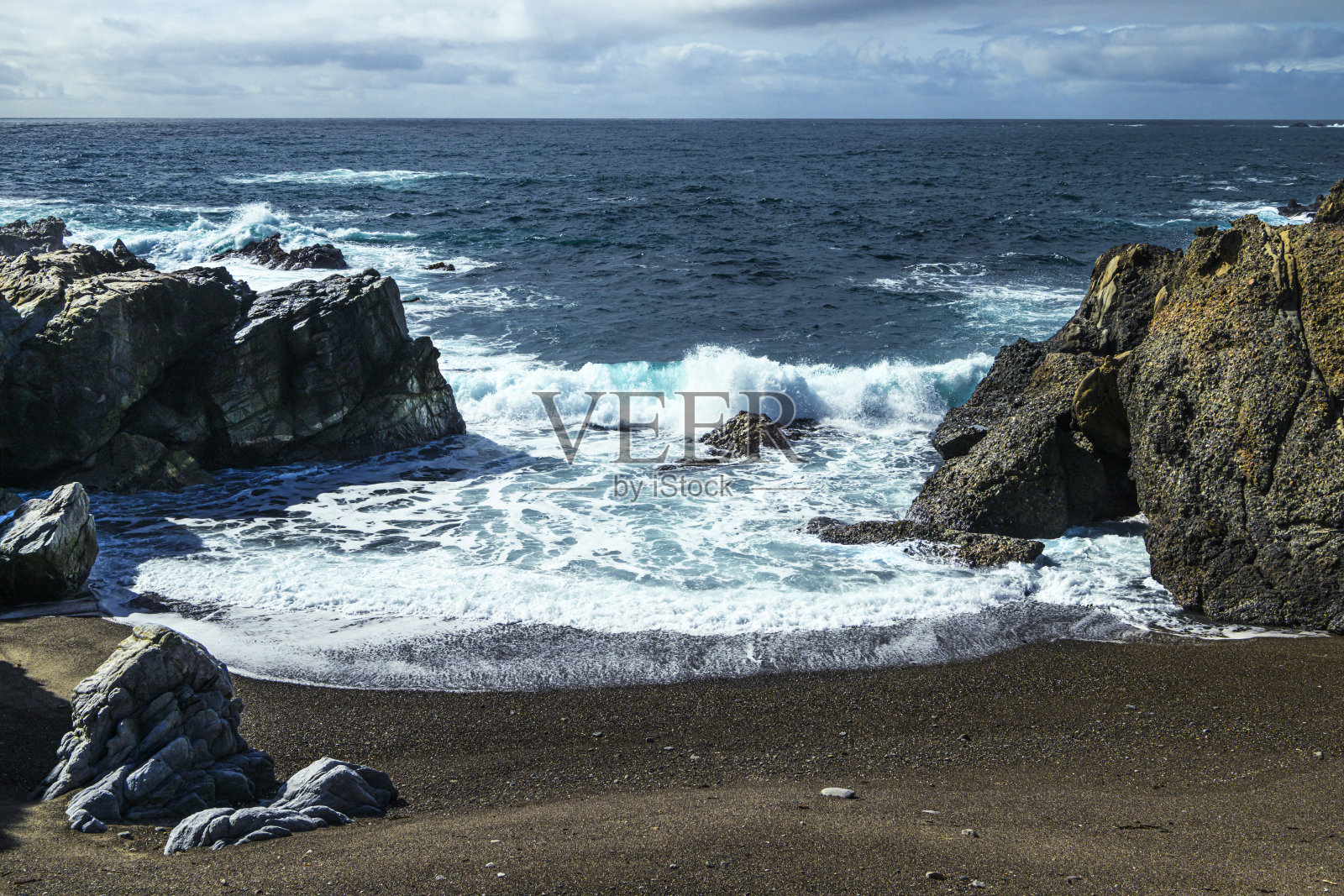 加州海岸的崎岖大苏尔湾照片摄影图片