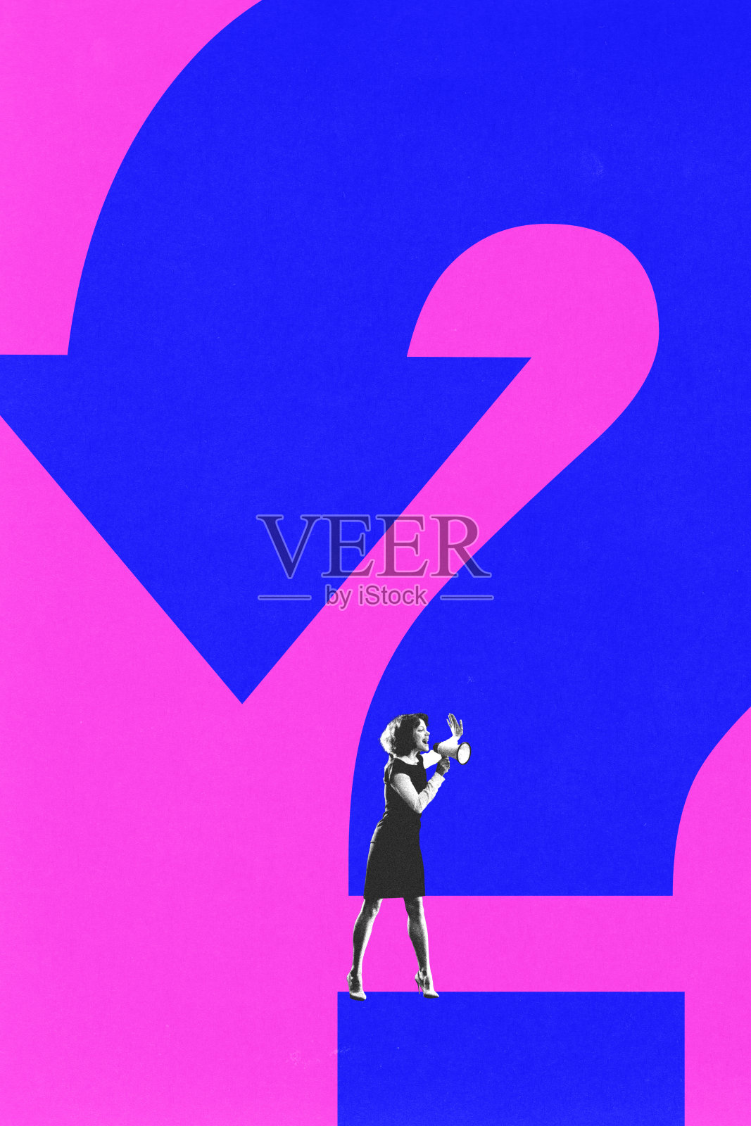 当代艺术设计。商界女性手持扩音器,站在抽象的鲜艳蓝色问号上,背景为粉色。照片摄影图片