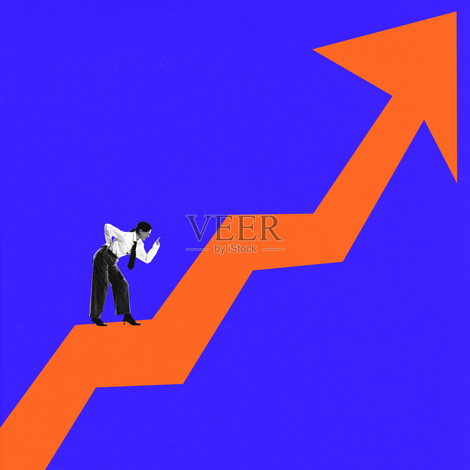 现代艺术拼贴。女商人在锐利的箭头上攀登,同时在大胆的蓝色背景下分析成功之路。照片摄影图片