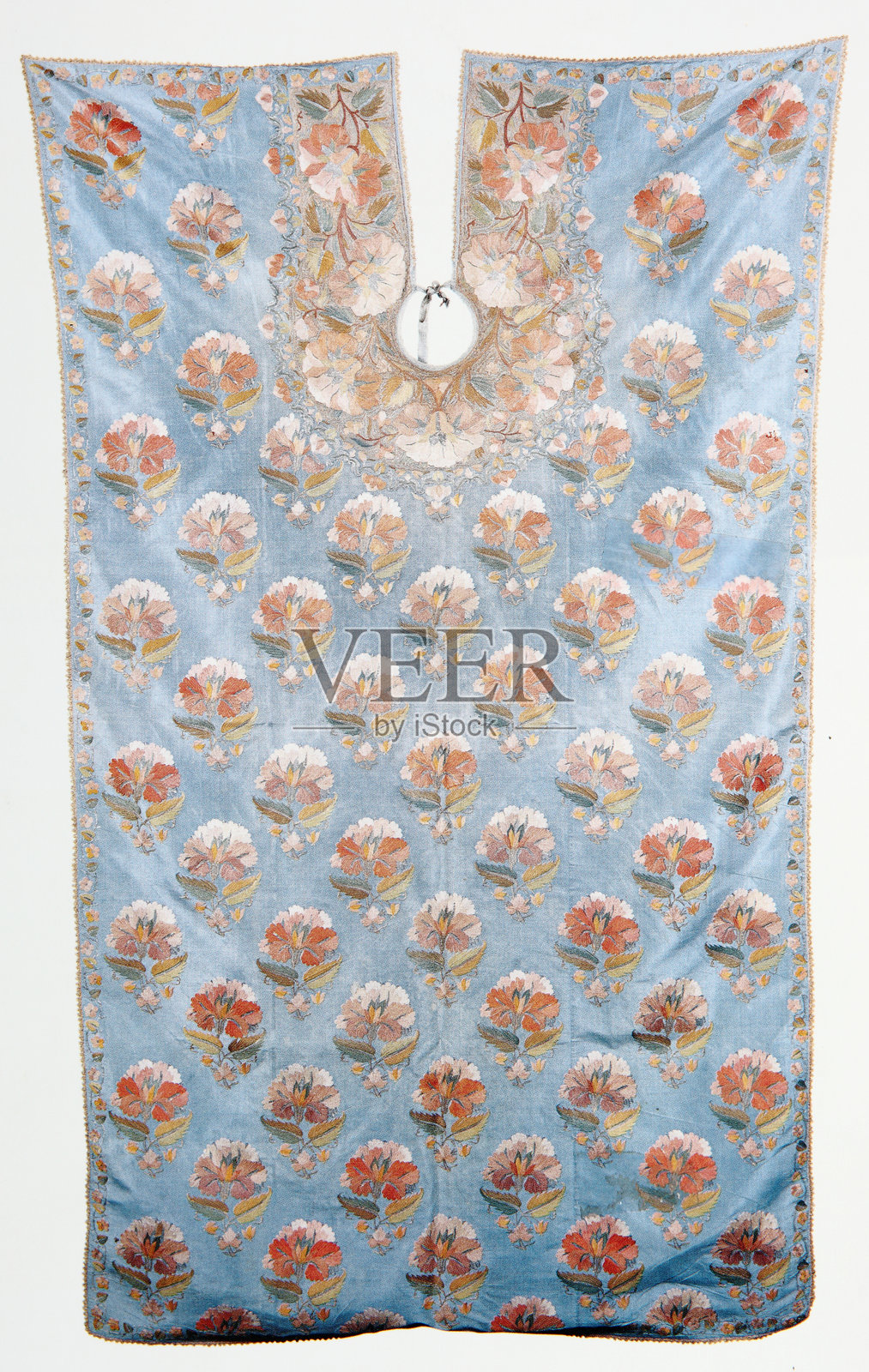 蓝色带花卉图案的奥斯曼理发师围裙,孤立在白色背景上。照片摄影图片