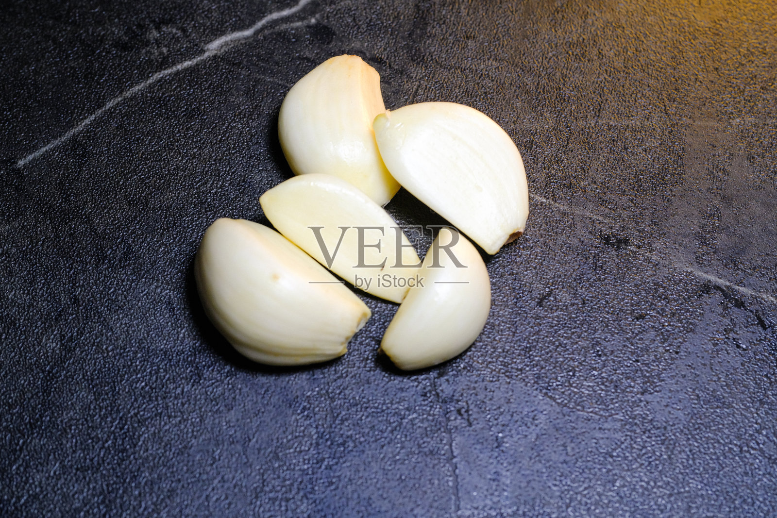 五瓣剥皮的大蒜的工作室拍摄照片摄影图片