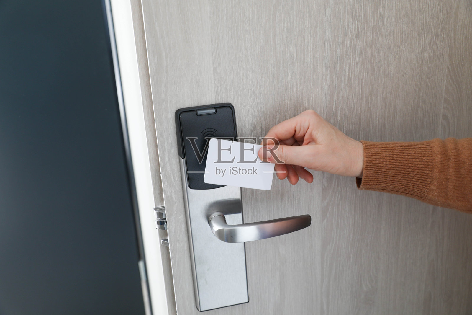 智能门禁:一张钥匙卡的使用照片摄影图片