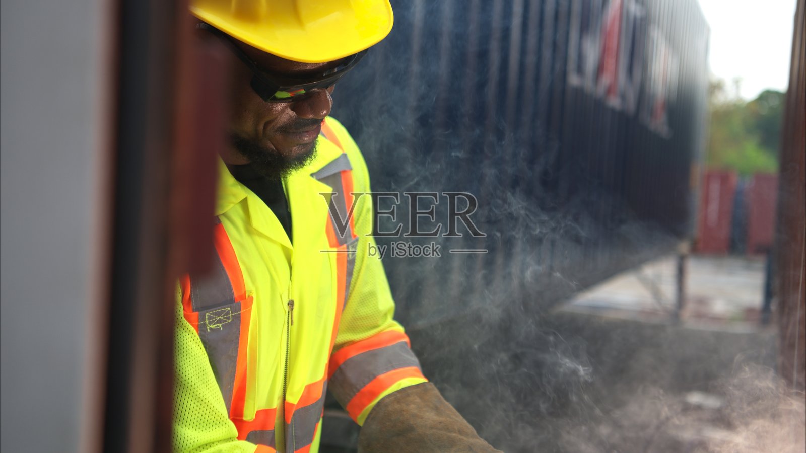 技术人员在集装箱制造和存储设施检查焊接的集装箱修理。照片摄影图片