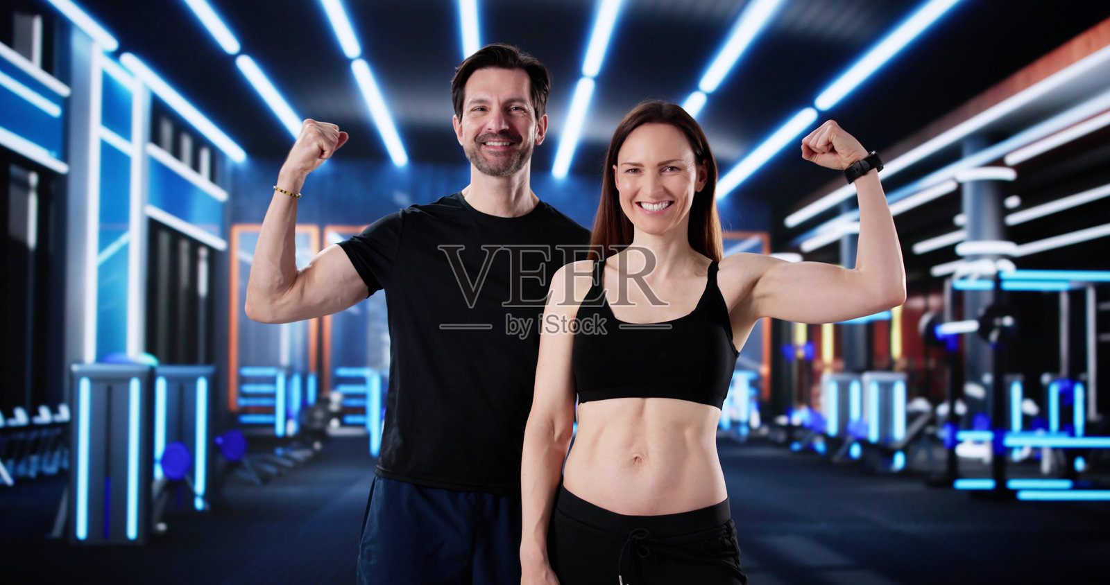 私人教练在家庭健身时激励健身爱好者照片摄影图片