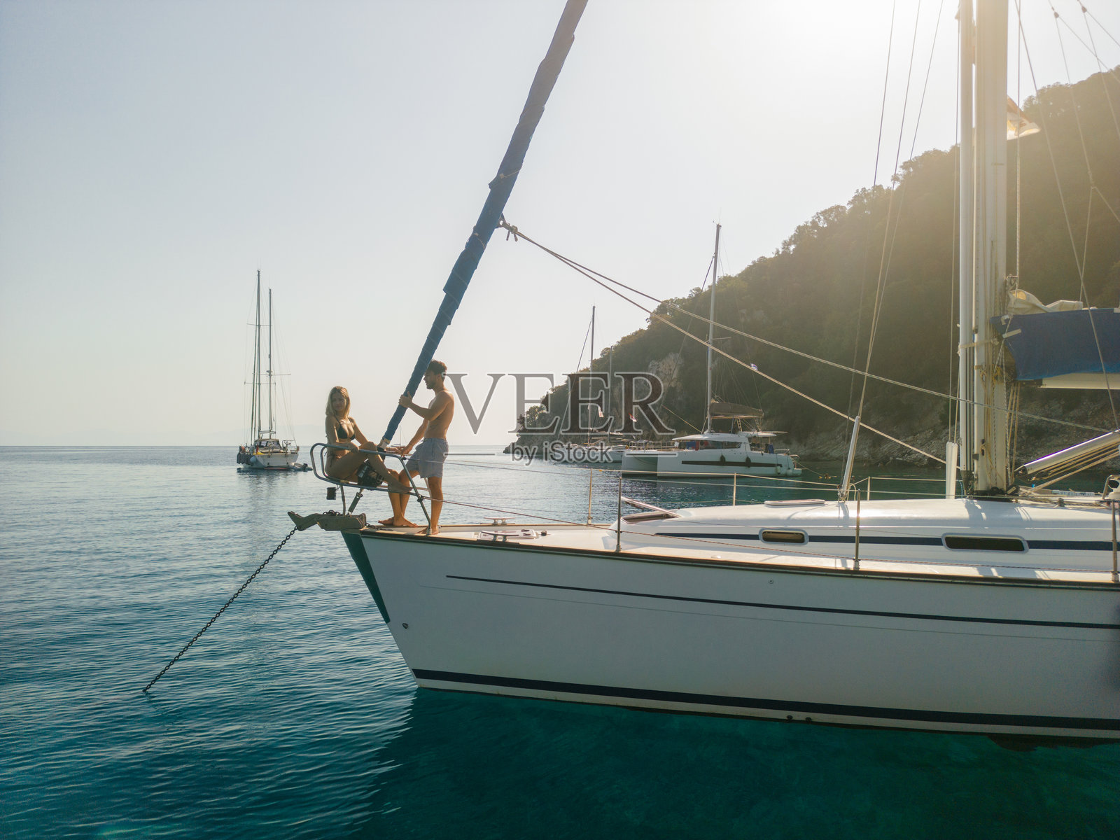 年轻情侣在帆船上享受假期照片摄影图片