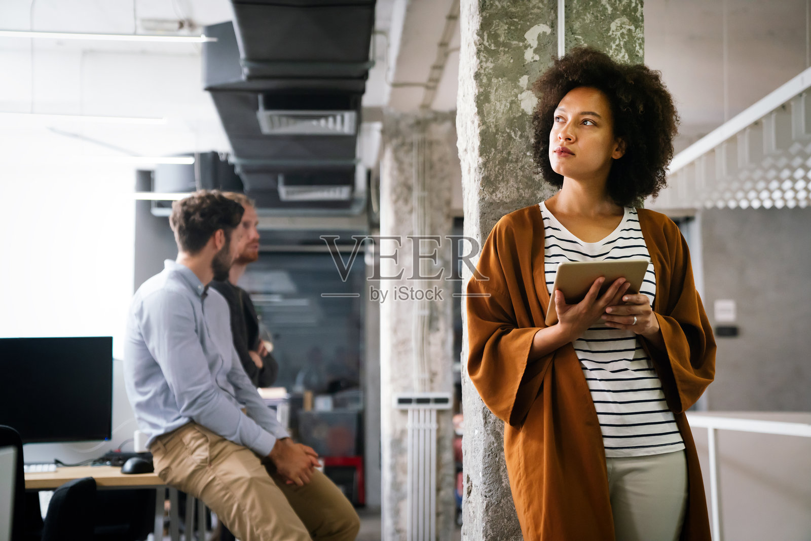 成功的黑人女性,手持平板,分析和开发初创企业网站IT软件照片摄影图片
