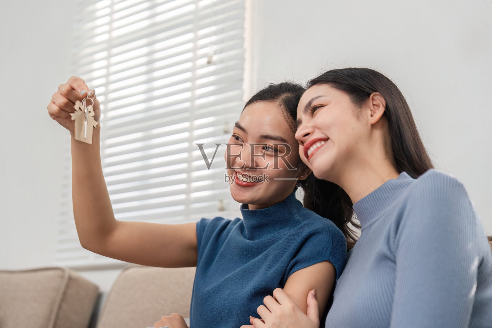 庆祝拥有房屋。获得新房钥匙后的快乐时刻。照片摄影图片