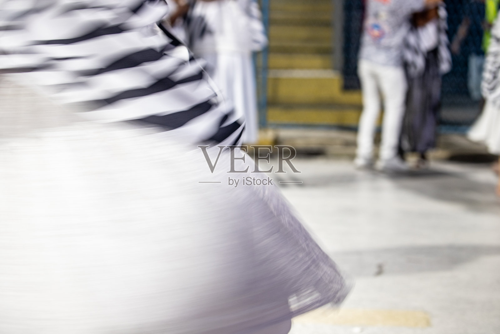 巴伊亚女性在里约热内卢的桑巴学校排练中旋转她的裙子。照片摄影图片