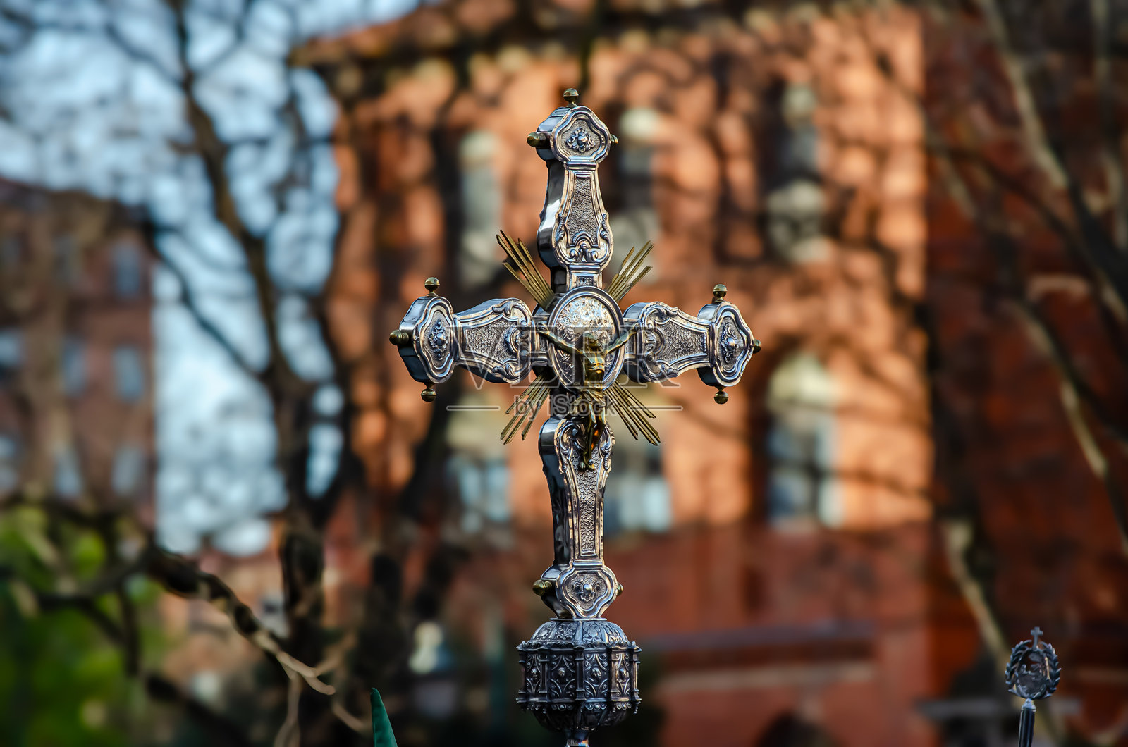 被钉十字架的基督青铜十字架装饰,园中祈祷兄弟会,圣周四游行,巴利亚多利德的圣周。照片摄影图片
