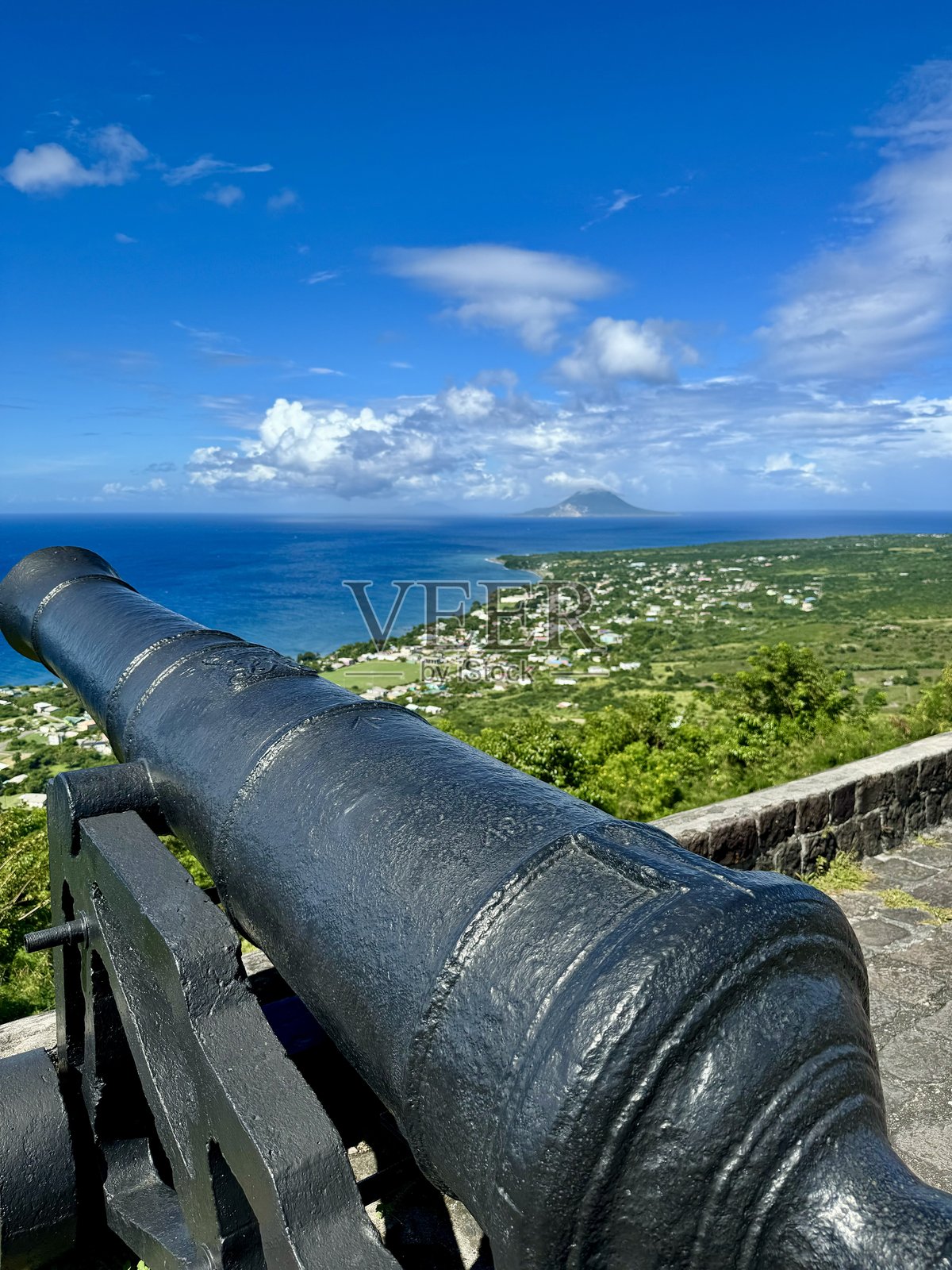 圣基茨东加勒比海的布林斯通山堡国家公园内的一门大炮照片摄影图片