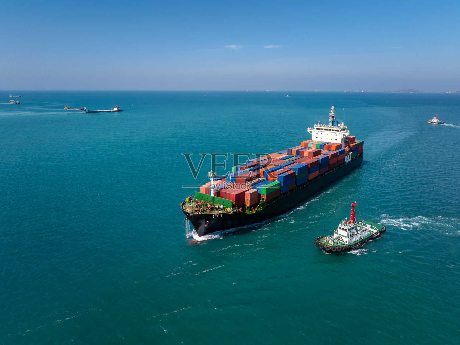 航运集装箱运输船在海洋中航行,全球商业与工业的货物物流进出口服务,通过船舶货运进行全球运输。照片摄影图片