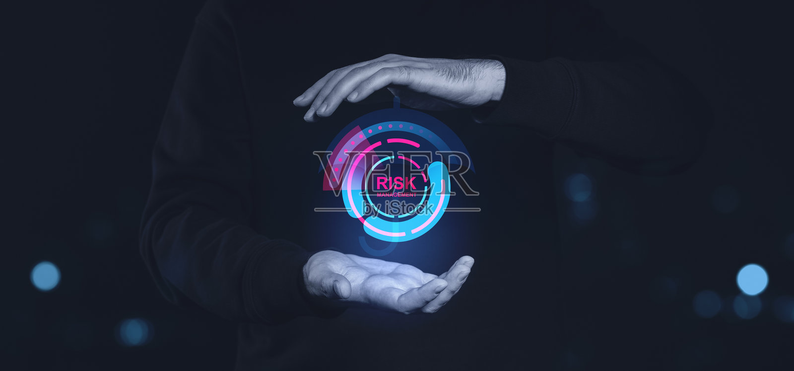 在黑色背景上,手握数字风险管理界面。照片摄影图片
