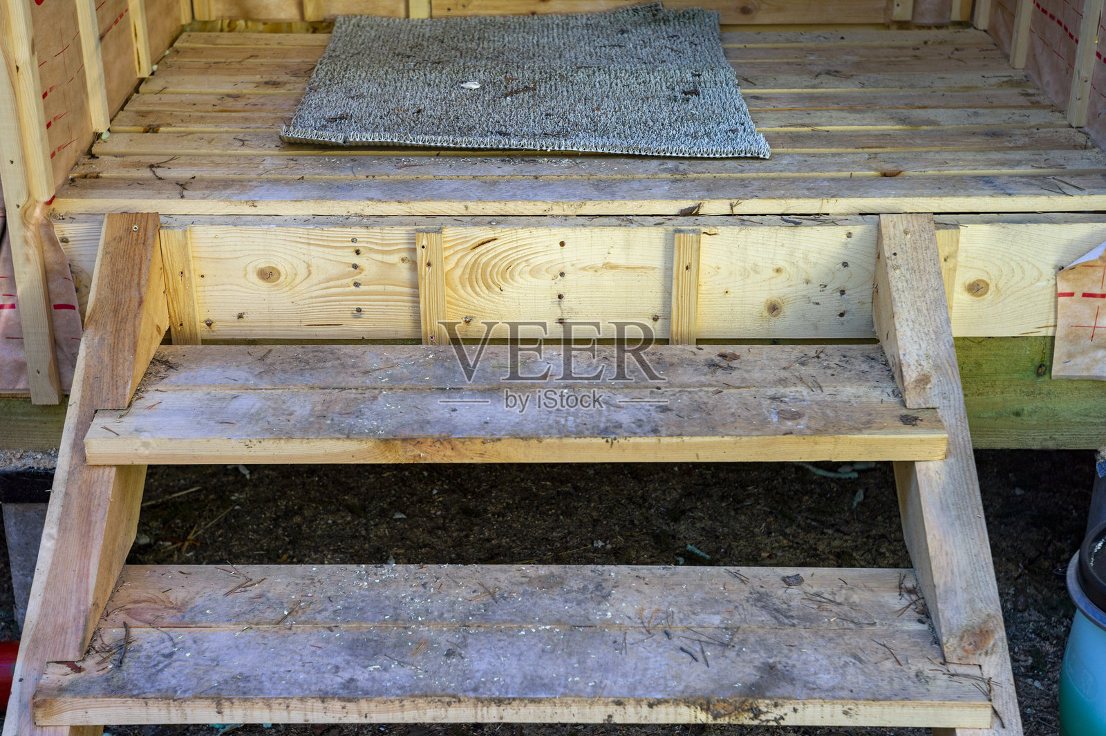 未涂漆的木质门廊照片摄影图片