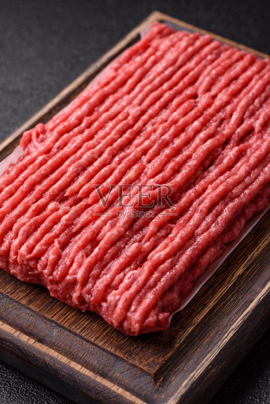 生牛肉或猪肉末,加入盐和香料照片摄影图片