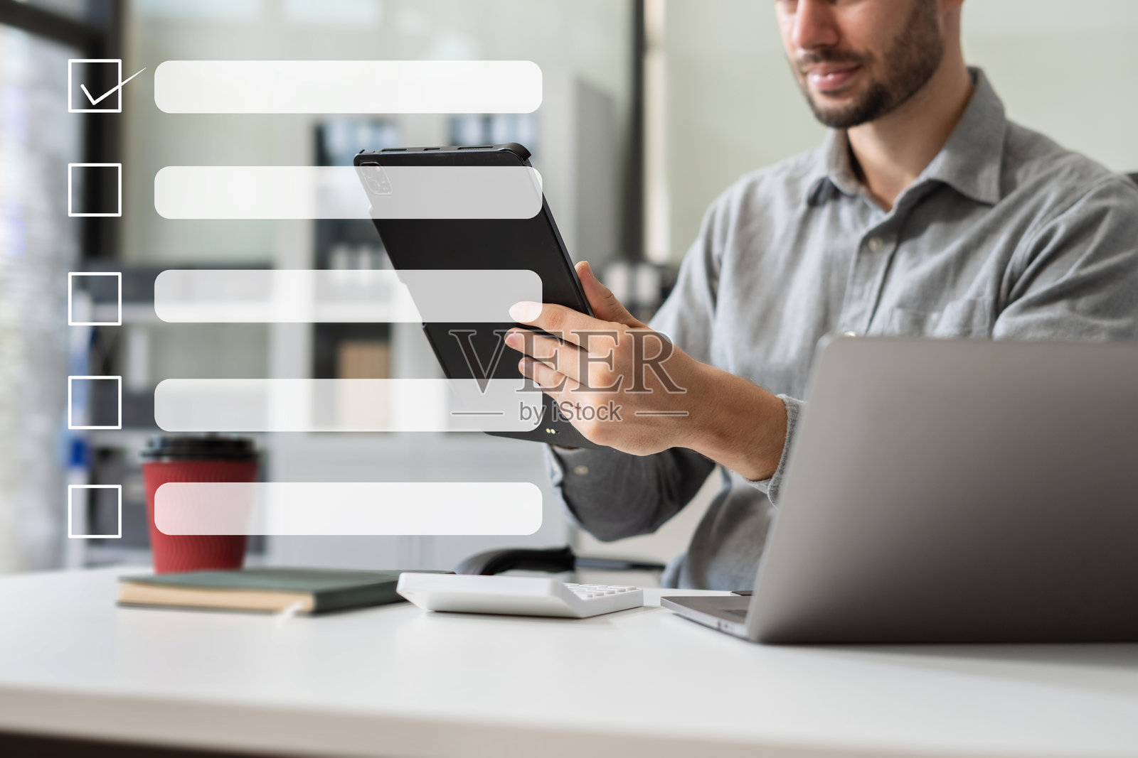 商业绩效检查表概念,商人使用平板电脑和笔记本电脑进行在线检查表调查,填写数字表单检查表。照片摄影图片