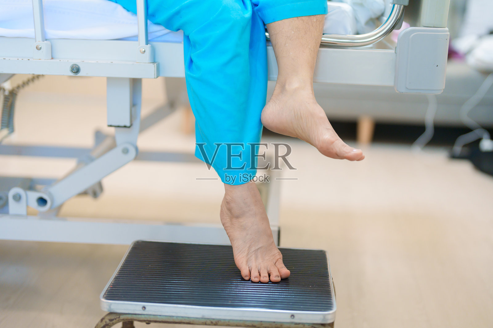 亚洲老年女性患者在医院的床上上下楼梯。女性老年人在手术后休息。疾病、治疗、保险、医疗、世界病人日和健康日。照片摄影图片