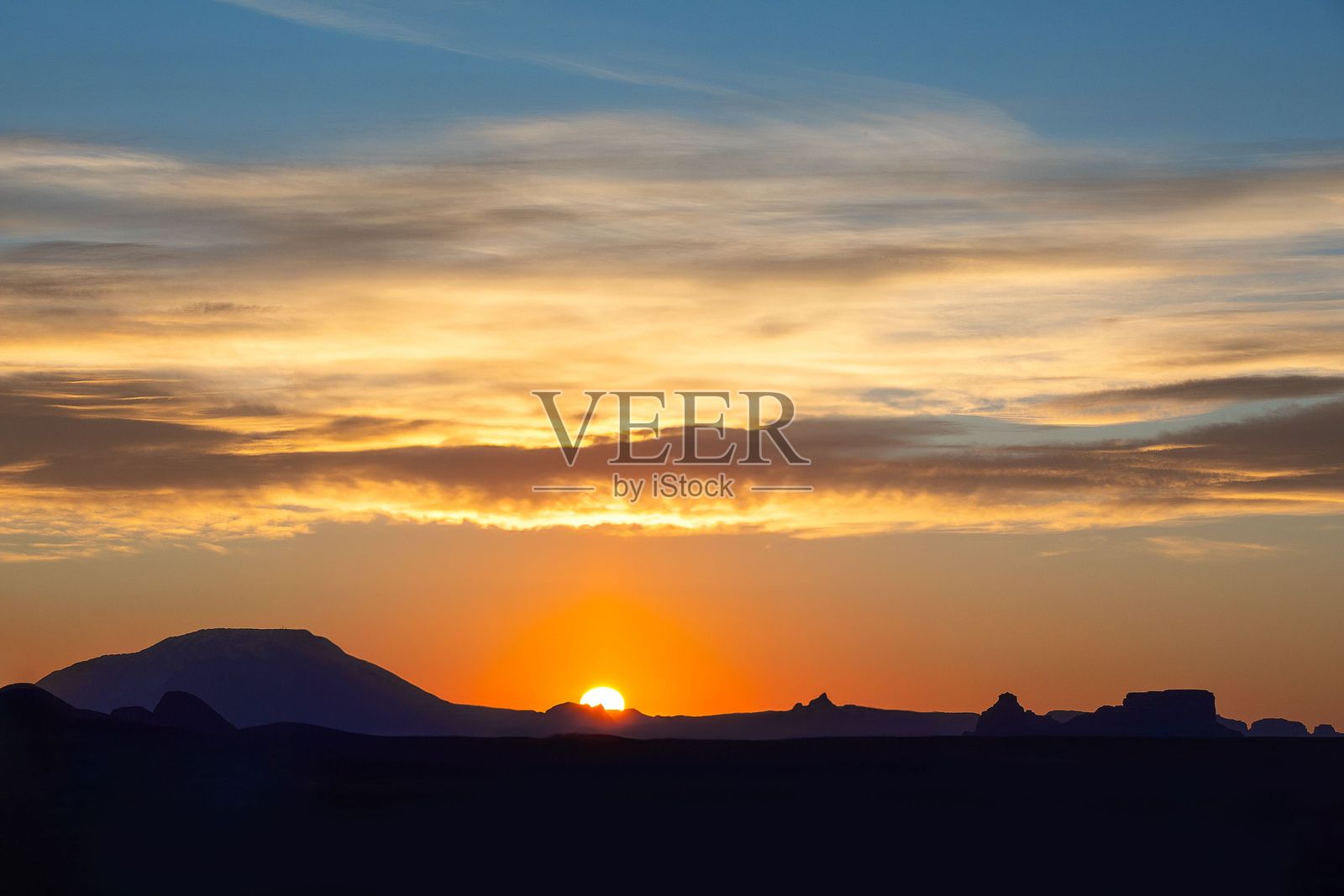 日落时分,山脉景观被绚丽的色彩装点。照片摄影图片