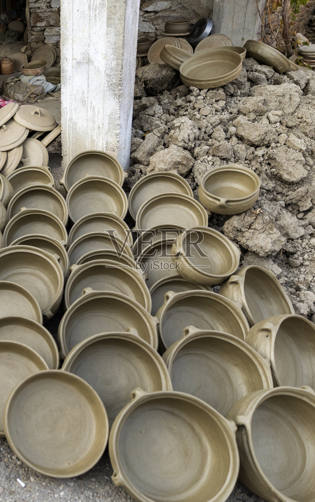 泥土与陶艺大师\n日常生活中使用的炊具、罐子、水杯、砂锅、装饰品,均由从自然中提取的红土和白土制成。塑造陶器的大师们,陶土炊具。照片摄影图片