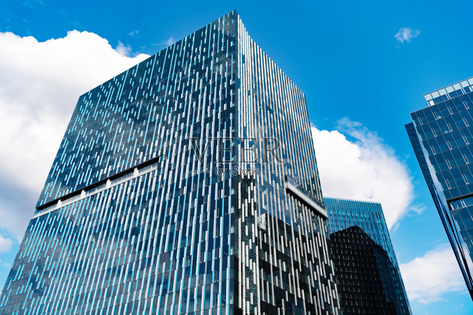 摩天大楼建筑。商务摩天大楼。现代玻璃建筑。市中心的摩天大楼。市中心的摩天大楼。现代建筑。商业区的办公楼。照片摄影图片