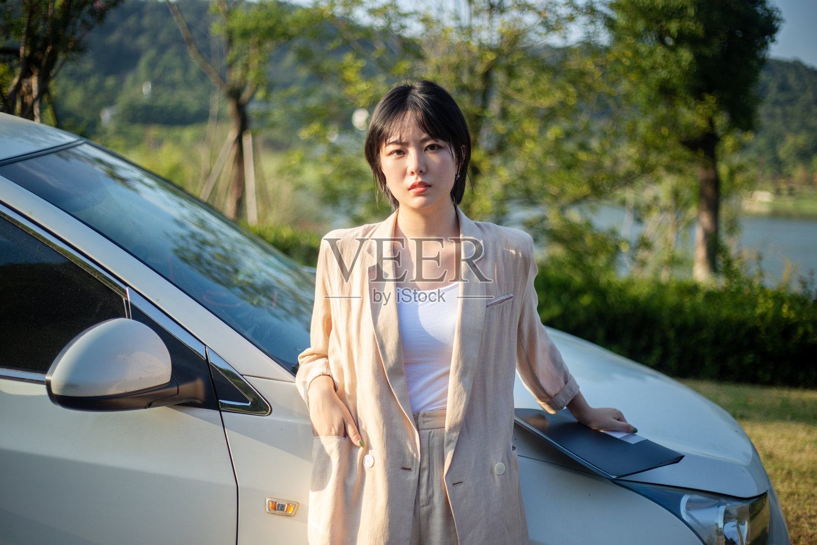 汽车前的女商人照片摄影图片