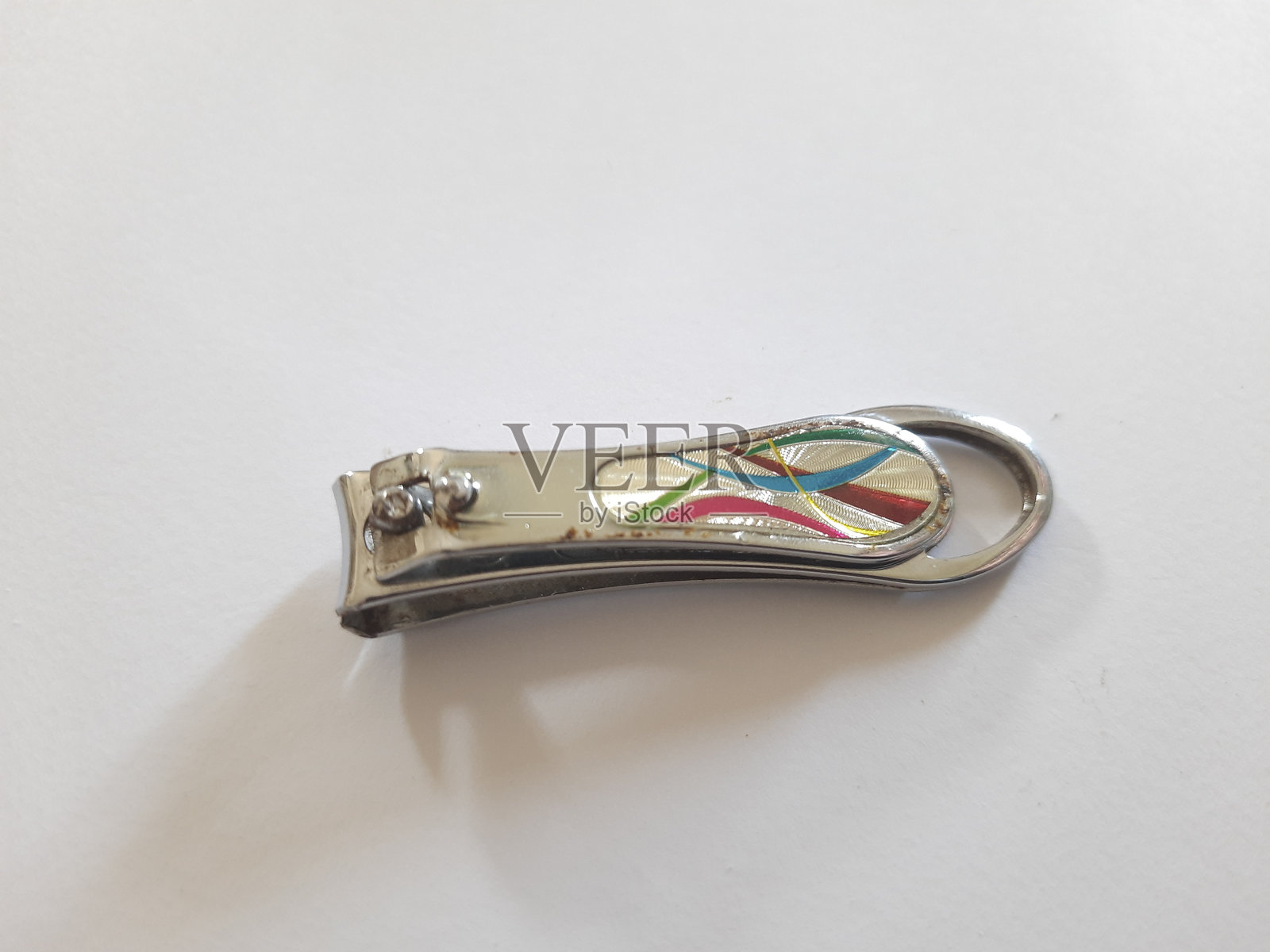 白色表面上的彩色镶嵌指甲刀特写照片摄影图片