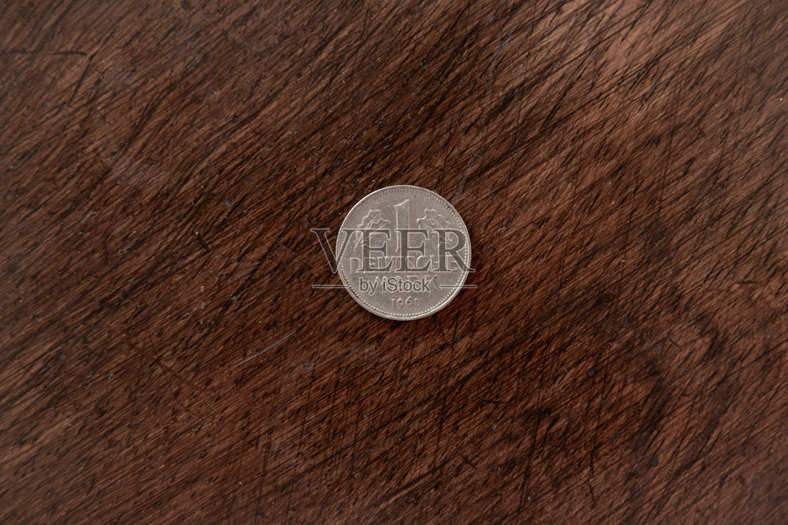 古老的复古德国硬币放在木质背景上照片摄影图片