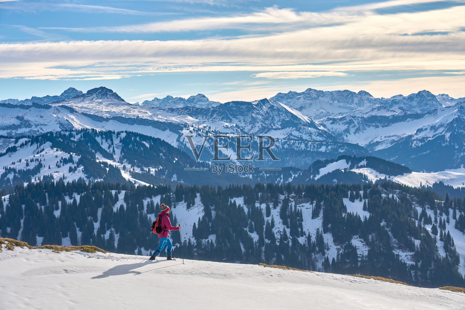 在德国巴伐利亚的阿尔高阿尔卑斯山中徒步旅行的女性照片摄影图片