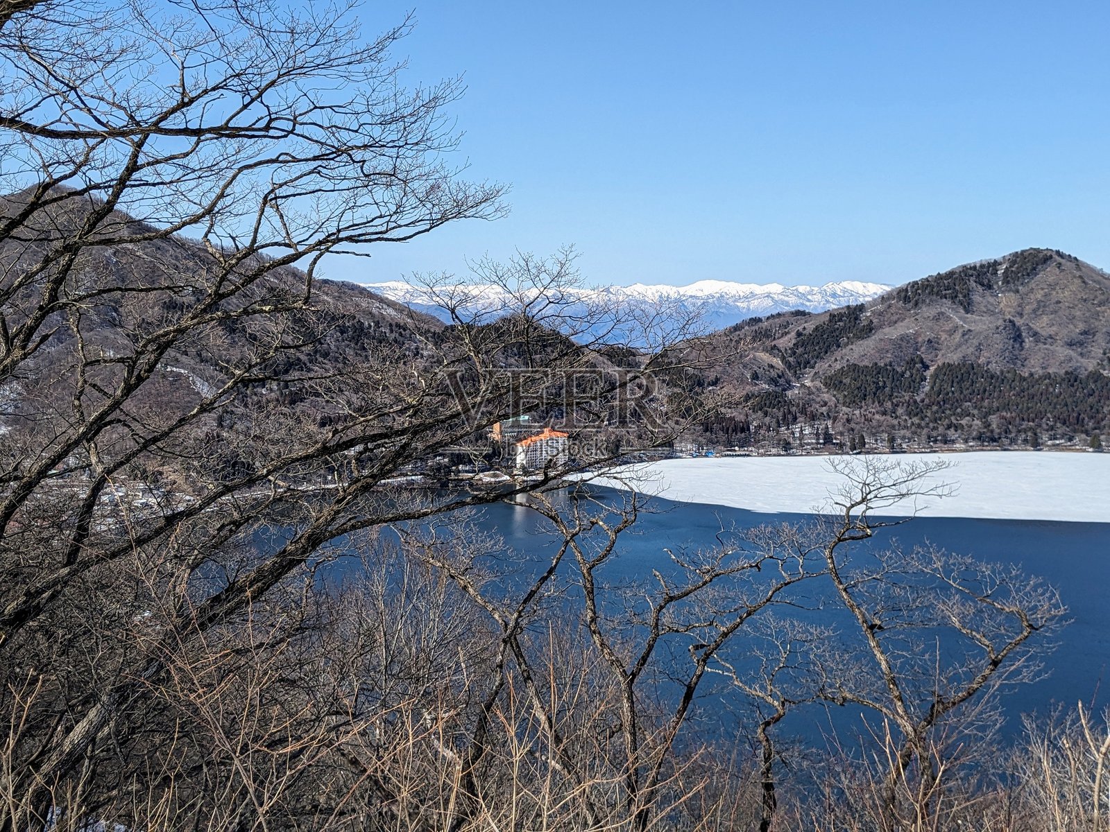从日本群马县高崎市的天目山附近看到的春季榛名湖,位于榛名山的外缘之一。照片摄影图片