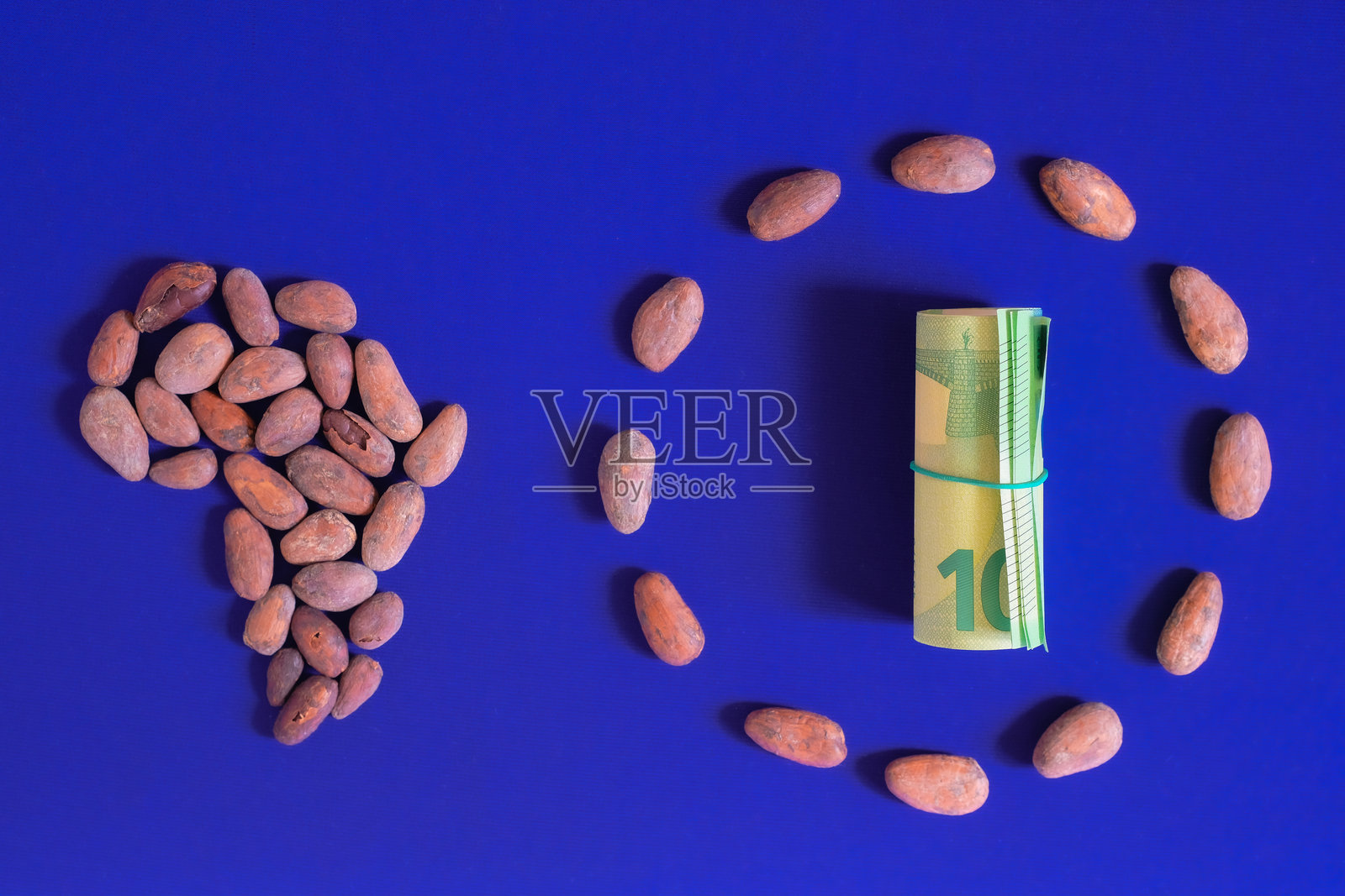 一卷欧元钞票的特写。非洲与欧盟在可可产业中的贸易关系。照片摄影图片