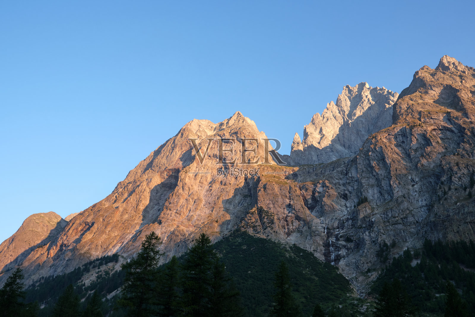 日出照亮瓦尔韦尼山脉照片摄影图片