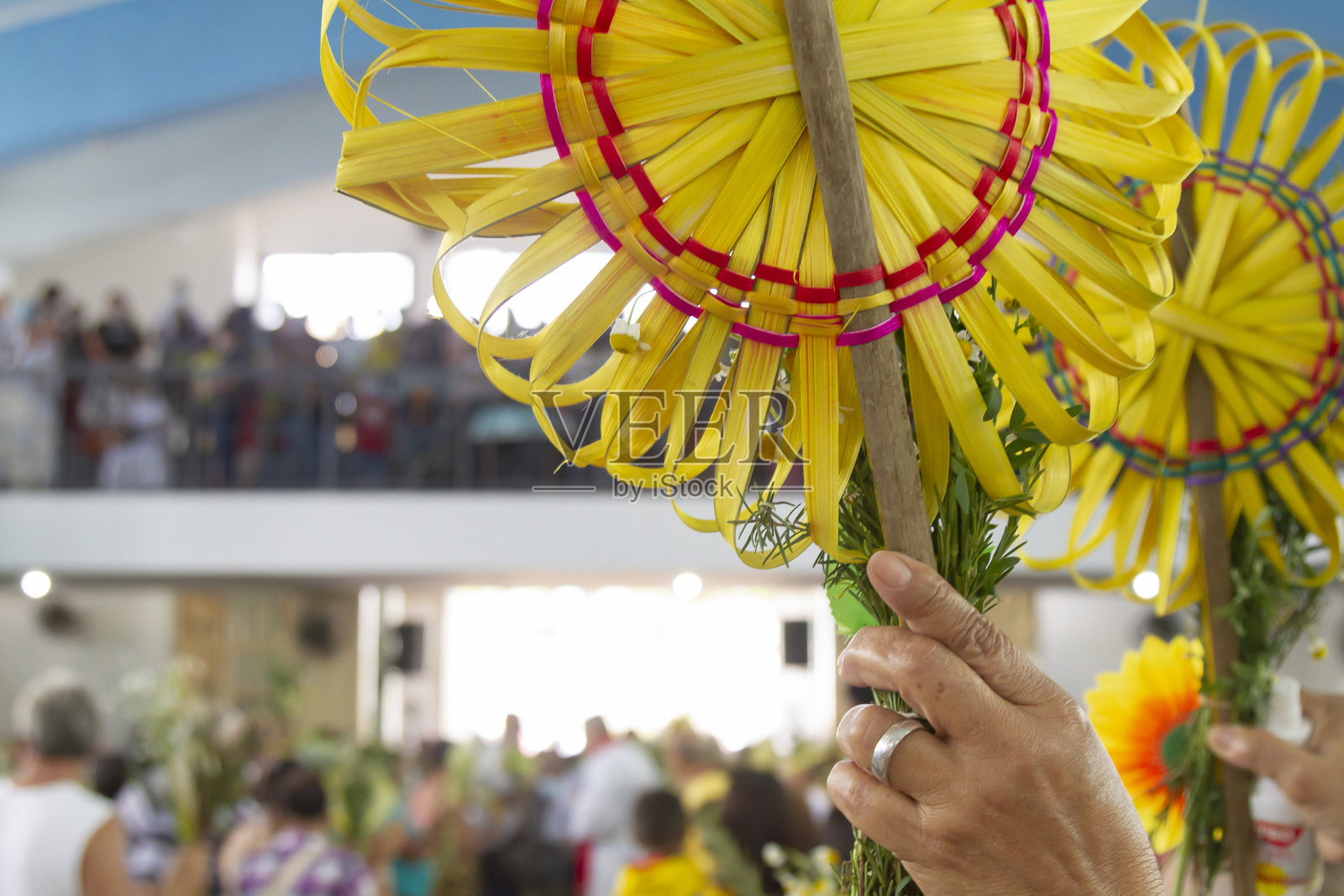 在厄瓜多尔庆祝棕枝主日,手工编织的棕榈叶照片摄影图片