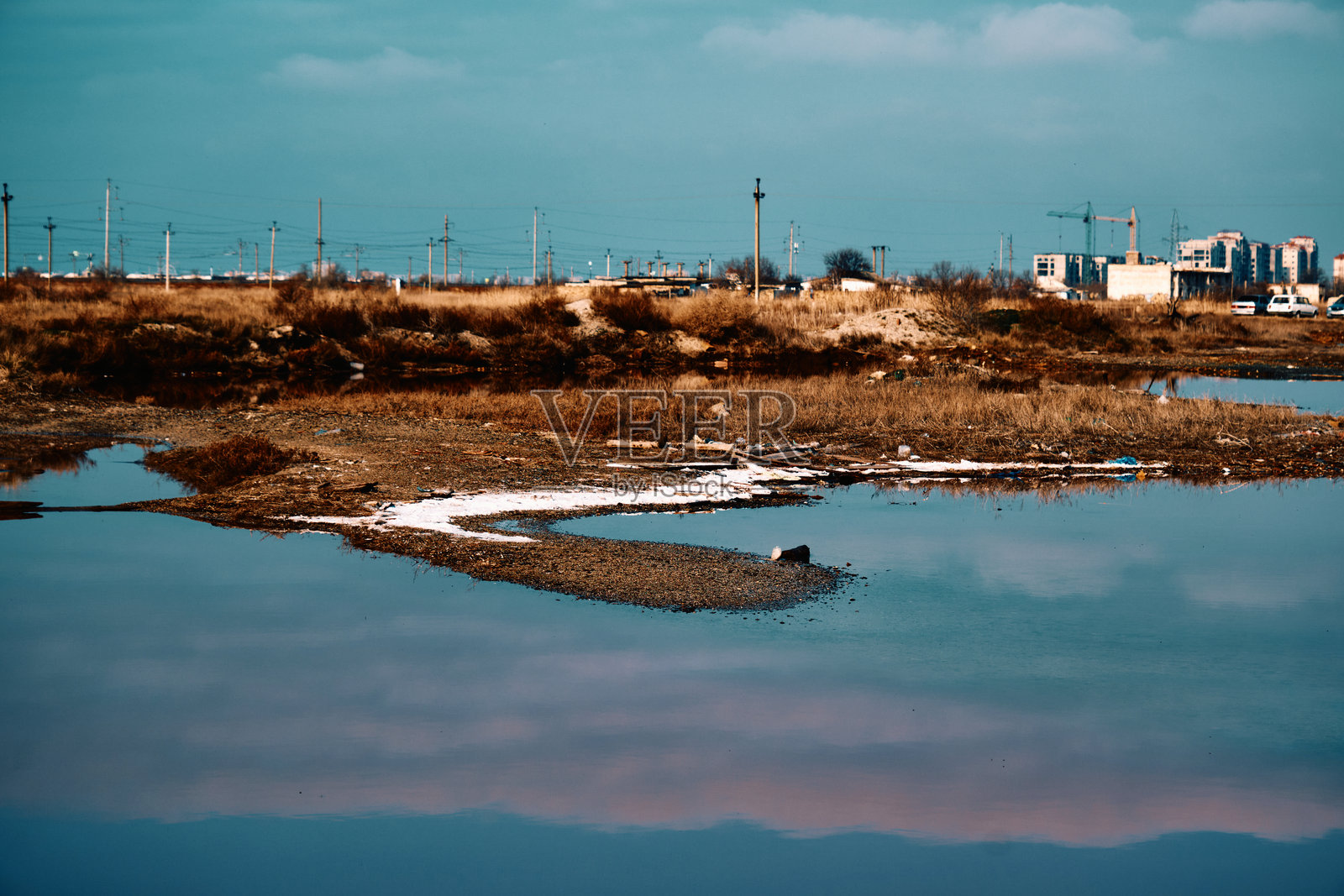 粉红盐水湖上的盐田遗迹照片摄影图片
